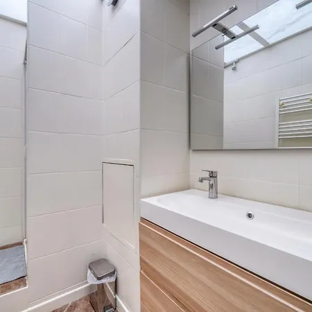 Spacious And Bright Haven Of Peace Apartment
